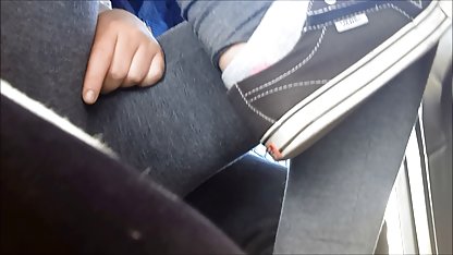 Jungs geben einem Li ...