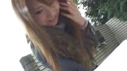 Ein junges Mädchen l ...